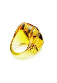 Anillo amarillo translúcido con una superficie lisa y un diseño curvado, que refleja la luz, sobre un fondo blanco liso.