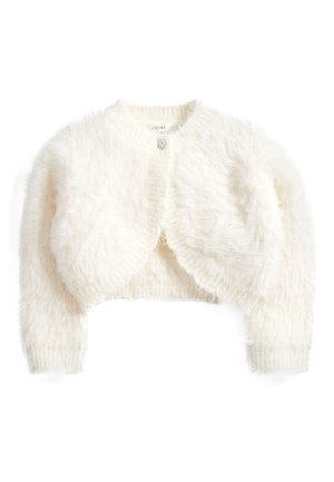 Weißer flauschiger kurzer Cardigan mit langen Ärmeln, rundem Ausschnitt und einem einzelnen dekorativen Knopfverschluss vorne oben.