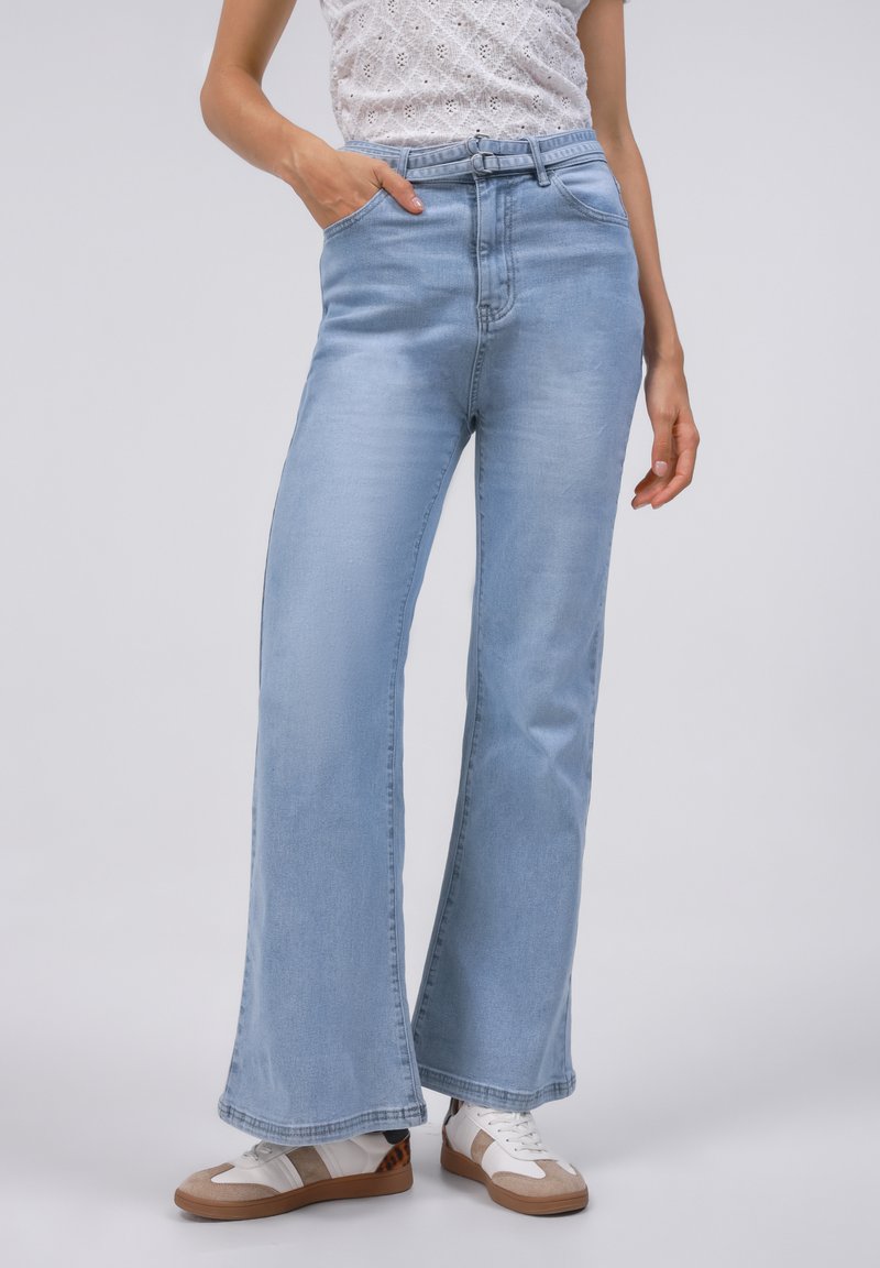 Even&Odd Platėjantys džinsai - light blue wash