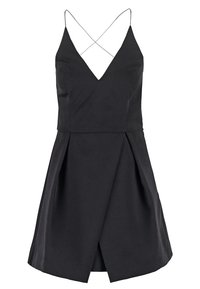 Robe noire sans manches avec bretelles fines croisées, décolleté en V profond, taille ajustée, et jupe plissée en ligne A avec chevauchement devant.