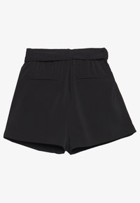 Shorts noirs en tissu texturé, avec une taille élastique et deux poches arrière. Le design est simple, avec une coupe décontractée et des bords droits.