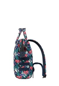 Blumenrucksack mit dunkelblauem Grund, mit roten und lila Blumen. Zwei verstellbare Schultergurte, ein Tragegriff und seitliche Schnallen für einen sicheren Verschluss.