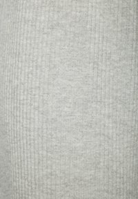 Hellgrauer gerippter Stoff mit einer weichen Textur und dezenten vertikalen Linien, geeignet für Bekleidung oder Polsterung.