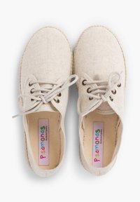 Scarpe in tela beige con punta rotonda, design con lacci e superficie testurizzata. Presentano una suola in juta naturale e un'etichetta multicolore all'interno.