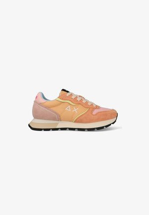 Lage sneaker in pasteltinten van perzik, roze en beige met beige veters, witte zool, zwarte loopzool en geometrisch logo aan de zijkant.