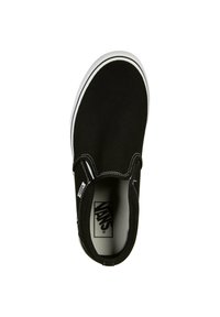 Scarpa slip-on in tela nera con suola in gomma bianca e cuciture a contrasto. Presenta un colletto imbottito e un'etichetta con logo sul lato.