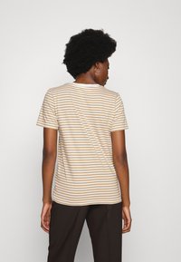 Selected Femme T-shirt estampada - tannin