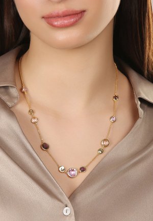 Goldene Halskette mit verschiedenen Edelsteinen in runden und ovalen Formen, die in Rosa-, Lila- und Grüntönen schimmern, befestigt an einer dünnen Kette.