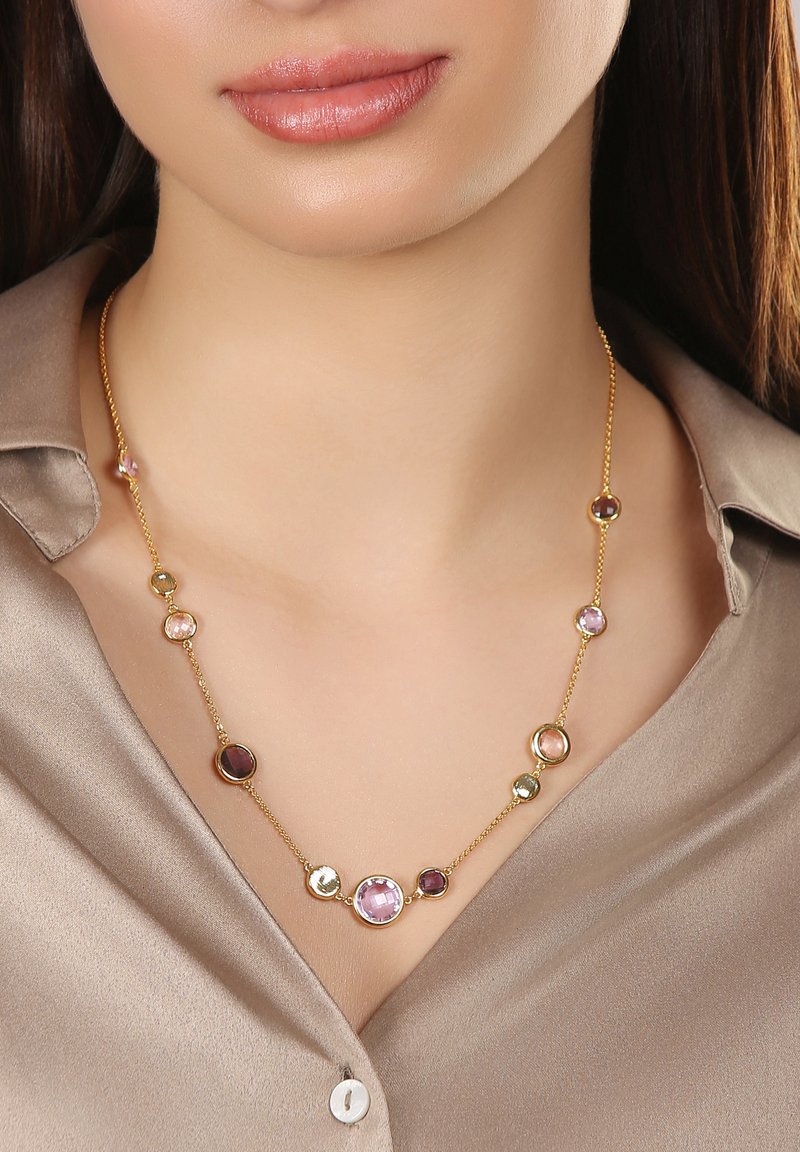 Goldene Halskette mit verschiedenen Edelsteinen in runden und ovalen Formen, die in Rosa-, Lila- und Grüntönen schimmern, befestigt an einer dünnen Kette.