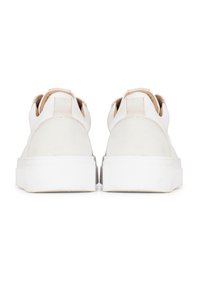 Weiße Sneakers mit einem Obermaterial aus glattem Leder, einer strukturierten Wildleder-Fersenkappe und einer flachen Gummisohle. Minimalistisches Design mit Zuglaschen an der Ferse.