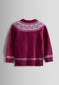 Mörkrosa stickad tröja med blommönster i rosa och grönt runt oket, muddar och nederkant, liggande plant på en grå bakgrund.