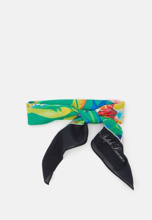 Kleurrijke zijden sjaal met groene, gele, blauwe en rode bloemenpatronen, vastgeknoopt met zwarte uiteinden voorzien van witte cursieve tekst.