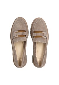 Mocassini grigi in suede con punta rotonda liscia, accentuati da doppio tassello e suola in gomma testurizzata, caratterizzati da un design a profilo basso.