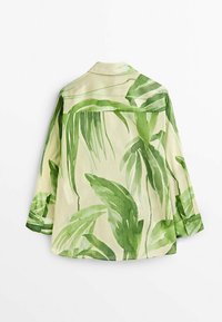 Chemise boutonnée vert et beige avec un grand motif de feuilles, col classique, manches longues et coupe décontractée. Fabriquée en tissu léger.