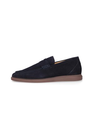 Dunkelblauer Herrenslipper aus Wildleder mit brauner Gummisohle und abgesteppten Details entlang des oberen Randes, von der Seite betrachtet.