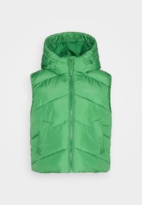 Zielona kamizelka puchowa z kapturem, zamkiem błyskawicznym i bocznymi kieszeniami. Posiada ukośne przeszycia oraz gładką, błyszczącą teksturę materiału.