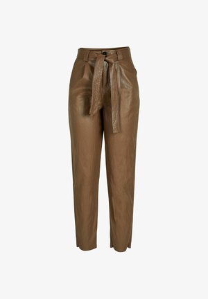 Pantaloni alti in finta pelle marrone con una vestibilità rilassata, dotati di cintura annodata, frontale plissettato e una consistenza liscia, che si restringono alle caviglie.
