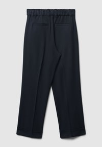 Marineblaue maßgeschneiderte Hose mit elastischem Bund, aufgesetzten Gesäßtaschen und umgeschlagenen Säumen, flach auf einem hellen Hintergrund präsentiert.