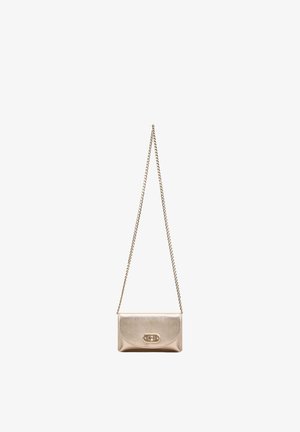Kleine metalen gouden crossbodytas met kettingbandje en draaivergrendeling op het voorpaneel, tegen een witte achtergrond.