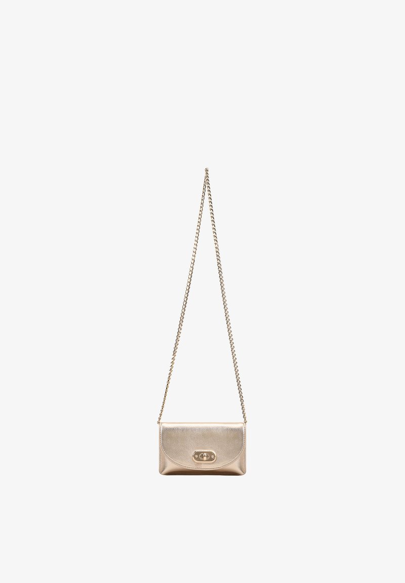 Kleine metalen gouden crossbodytas met kettingbandje en draaivergrendeling op het voorpaneel, tegen een witte achtergrond.