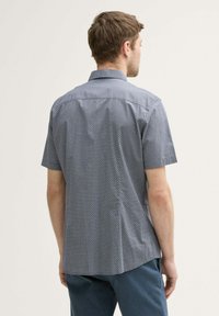 Korte mouwen shirt in marineblauw met een geometrisch wit stippenpatroon. Regular fit, met een kraagontwerp en van soepel katoen.