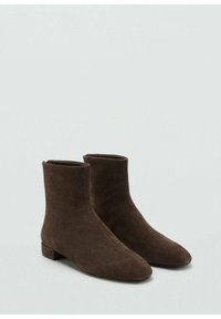 Botas de ante marrón hasta el tobillo con un diseño ceñido, punta afilada y pequeño tacón cuadrado. Textura suave sin herrajes o acentos visibles.