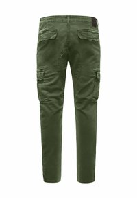 Zielone spodnie cargo o tapered fit, z dwoma kieszeniami bocznymi, dwiema kieszeniami z tyłu oraz unikalnym zaokrąglonym szwem na siedzeniu.