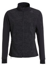 Chaqueta de running Adidas con cremallera en negro y gris oscuro, con cuello alto y bolsillo con cremallera en la manga izquierda.