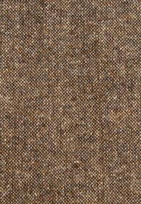 Gestructureerde stof met een geweven patroon in bruine en beige tinten, met een ruwe uitstraling en verweven vezels voor diepte.
