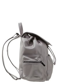 Grå fusk läderryggsäck med texturerad yta, justerbar axelrem, dragsko stängning och två externa fickor.