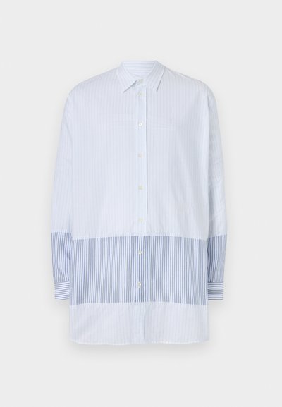 Hele sinine nööbitav särk, millel on vertikaalsed triibud ning eristuvad horisontaalsed triibud allosas ja pikad varrukad.