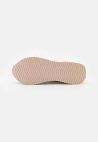 Suela de un zapato, con un material de goma de color rosa claro y un patrón en espiga texturizado para tracción y durabilidad.