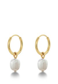 Pendientes de aro dorados con una perla blanca de forma irregular colgando de cada aro. Textura suave con un acabado pulido.