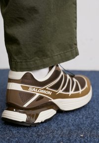 Salomon Sportstyle XT PATHWAY 2 UNISEX - Športni copati - earth brown/coyote brown/almond milk