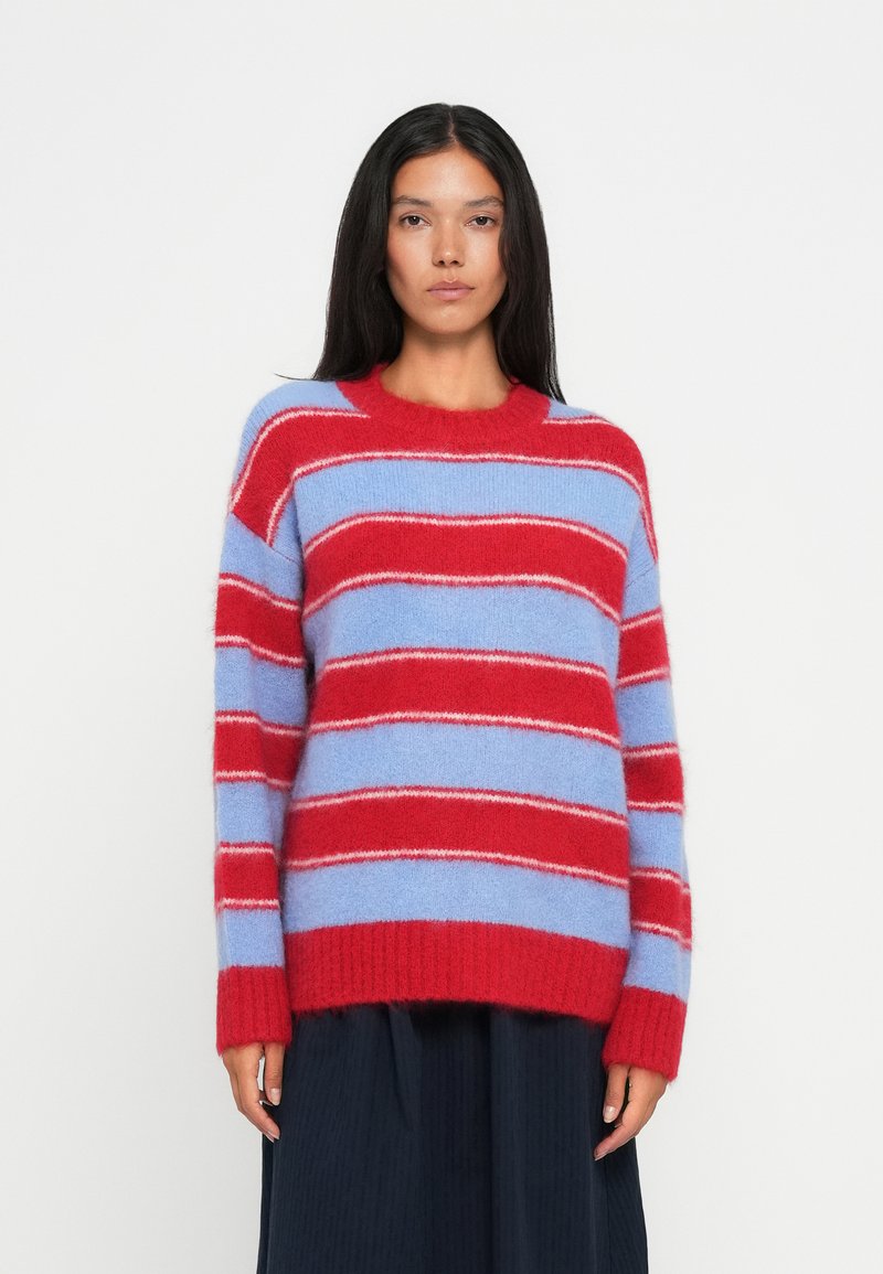 Maglione a righe rosse e blu in maglia fluffy, collo rotondo, maniche lunghe, polsini e orlo a costine, con una vestibilità rilassata.