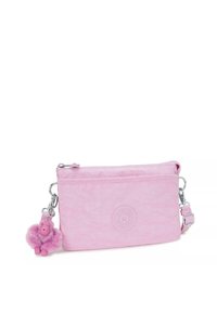 Borsa in tessuto rosa con una superficie liscia, chiusura con zip, tracolla removibile e un portachiavi a forma di scimmietta pelosa attaccato.