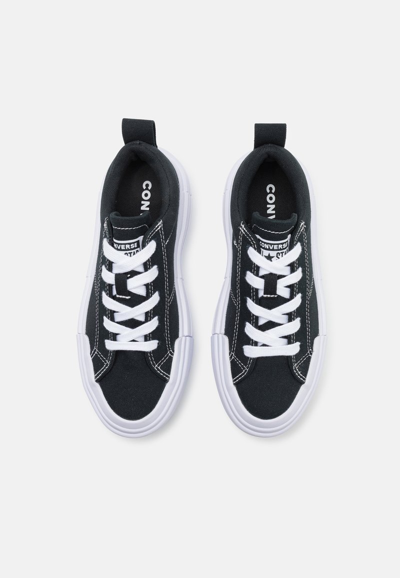 Sneakers neri in tela con lacci bianchi, suole in gomma e cuciture di contrasto. Presentano un comfort alla caviglia sul retro e un logo sulla soletta.