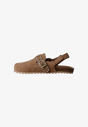Sabot en daim marron avec bride réglable à boucle argentée et bride arrière ouverte sur une semelle en caoutchouc ondulée.