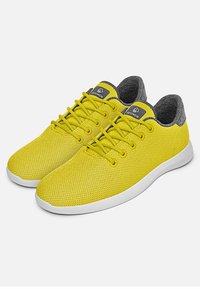 Gelbe Mesh-Sneaker mit grauen Akzenten, runder Spitze, Schnürverschluss und weißer Gummisohle. Strukturierte Oberseite für Atmungsaktivität.