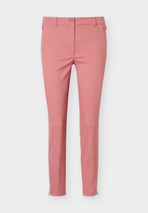 Smaltsittende rosa bukser til kvinner med frontknapp, beltestropper og glidelåser ved ankelen, vist mot en ensfarget hvit bakgrunn.