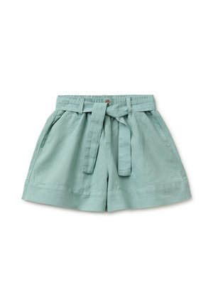 Hellgrüne Leinen-Shorts mit hoher Taille, vorderen Taschen, einem im Knoten gebundenen Stoffgürtel und Gürtelschlaufen auf weißem Hintergrund.