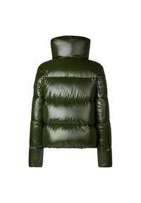 Olijfgroene pufferjack met een hoge kraag, glanzende afwerking, horizontaal gestikt ontwerp en gewatteerde textuur.