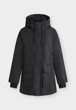 Sort isoleret vinterparka med hætte, snørebånd, to brystlommer og to store frontlommer med klap mod ensfarvet baggrund.