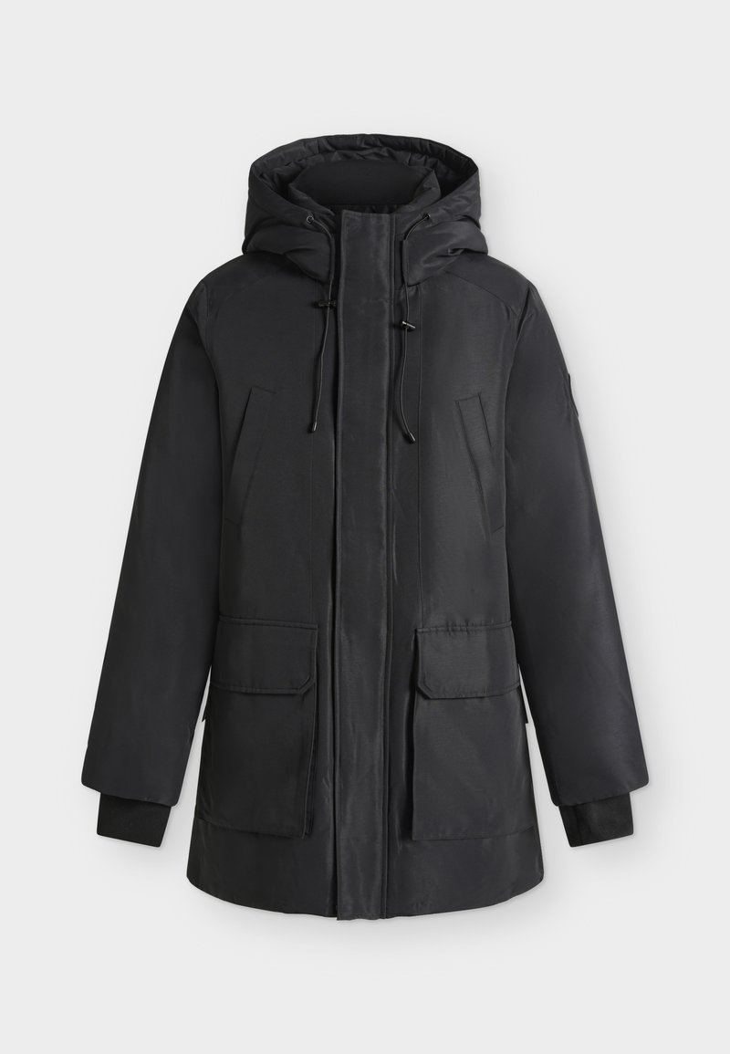 Parka d'hiver isolante noire avec capuche, cordons, deux poches poitrine et deux grandes poches avant à rabat sur un fond uni.