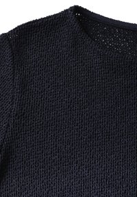 Marineblauwe gebreide trui met een gestructureerd patroon, ronde halslijn en ademend materiaal, met open gebreide details bij de kraag.