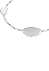 Bracciale in argento a catena con due anelli di forma irregolare, uno più grande e uno più piccolo, con superficie liscia e lucida.
