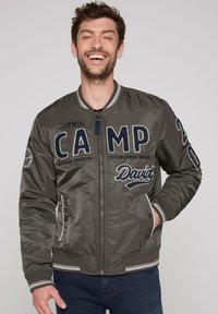 Camp David - COLLEGE MIT LOGO - Bombertakki - medium khaki Pienoiskuva 1