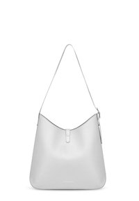 Bílá kožená hobo taška s hladkou texturou, jemně zakřiveným tvarem a jedním ramenním popruhem. Obsahuje minimalistický design.