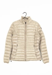 Beige pufferjakke med høj krave, lynlås fortil og to sidelommer. Har quiltet struktur og elastiske manchetter og kant.