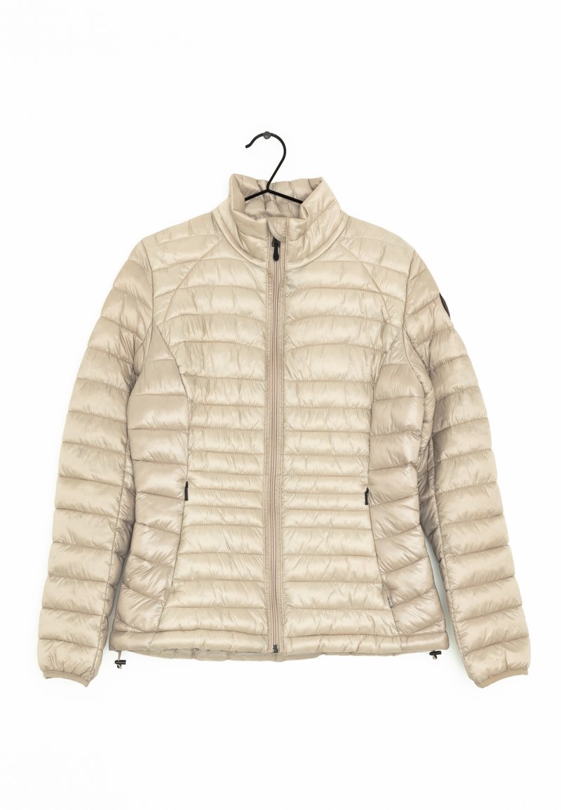 Beige pufferjakke med høj krave, lynlås fortil og to sidelommer. Har quiltet struktur og elastiske manchetter og kant.